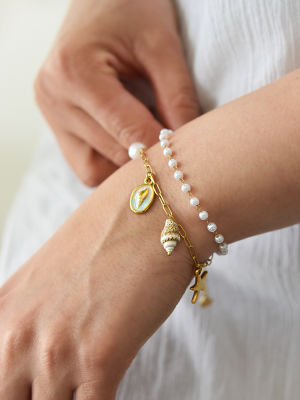 Náramek s perlami a přívěsky dvojitý zlatý