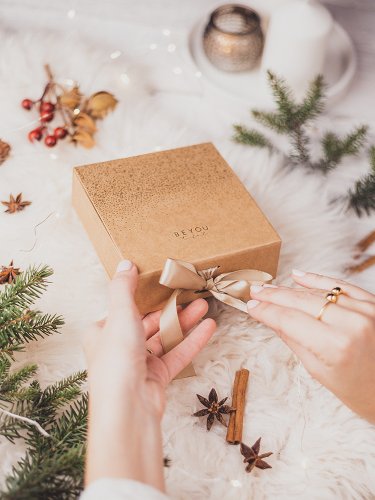 Dárková krabička se stojánkem a partnerské náramky na vánoční kartě