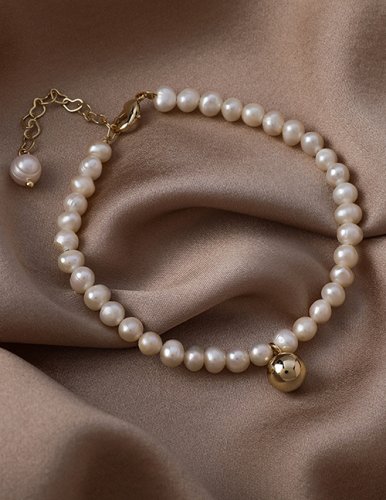 Náramek s perlami a přívěskem