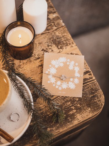 Dárková krabička se stojánkem a náramek čtyřlístek na vánoční kartě