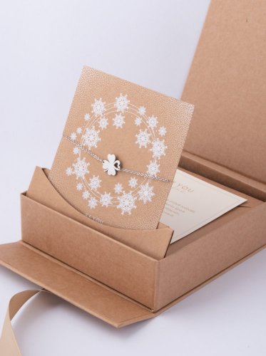 Dárková krabička se stojánkem a náramek čtyřlístek na vánoční kartě
